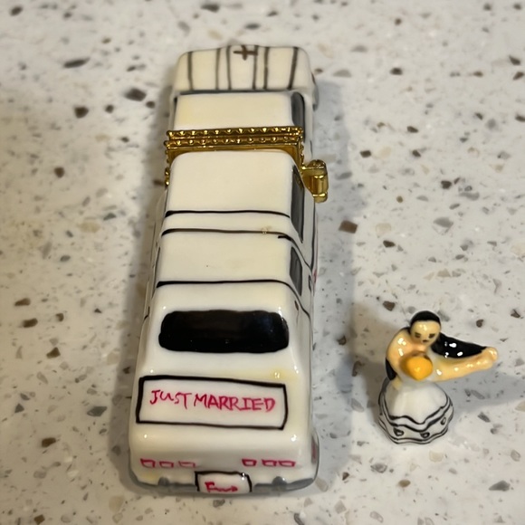 Just Married White Limousine wedding trinket box with mini bride and groom - Picture 8 of 12